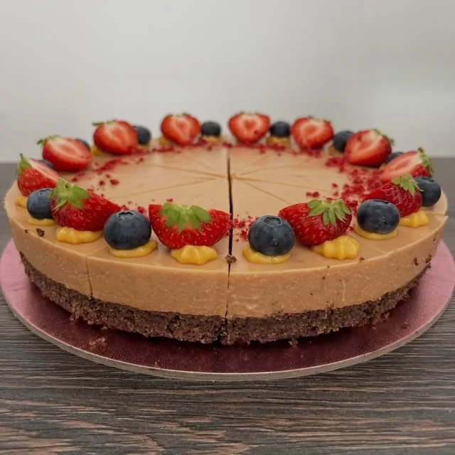 Ovocná torta s jahodami a čučoriedkami