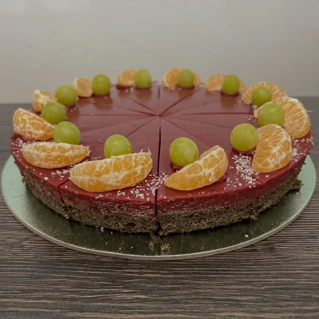 Torta s červenou polevou, mandarinkami a hroznom