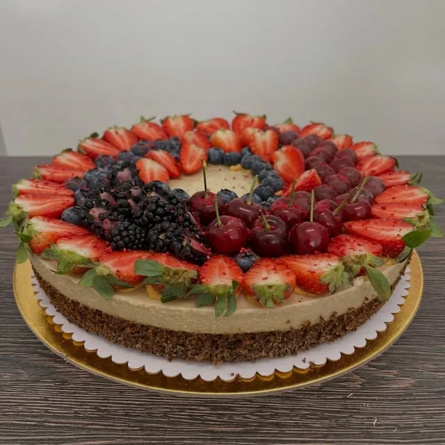 Narodeninová ovocná torta s jahodami, čučoriedkami, černicami a čerešňami