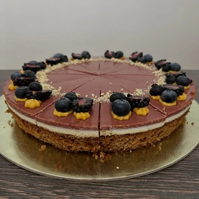 Torta s bielym krémom, tmavou ovocnou polevou, čučoriedkami a černicami