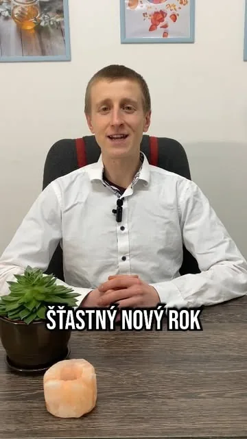Oliver Jenča v bielej košeli za stolom