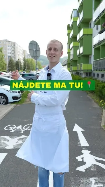 Oliver Jenča v bielom plášti ukazuje, kde nás nájdete