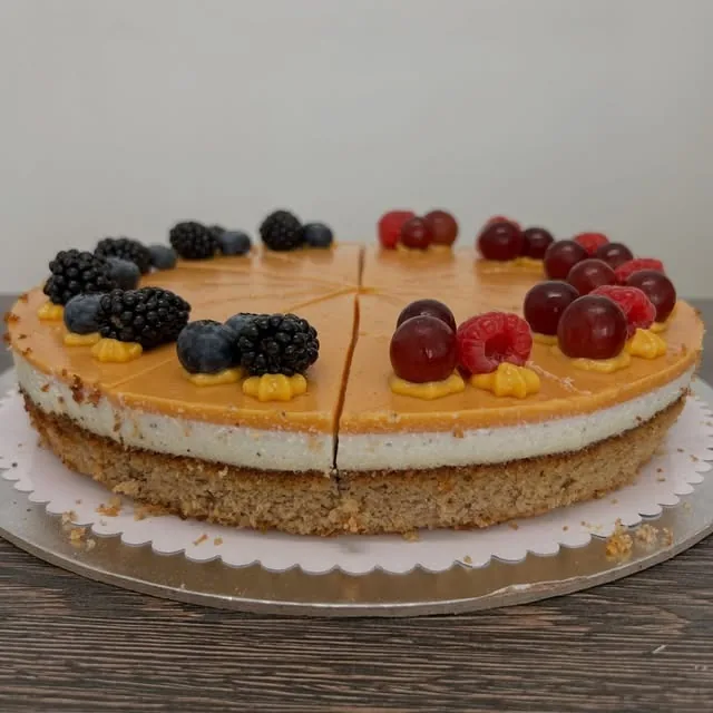 Torta z boku: ovocná poleva s černicami, malinami a hroznom, biely krém a orechový korpus